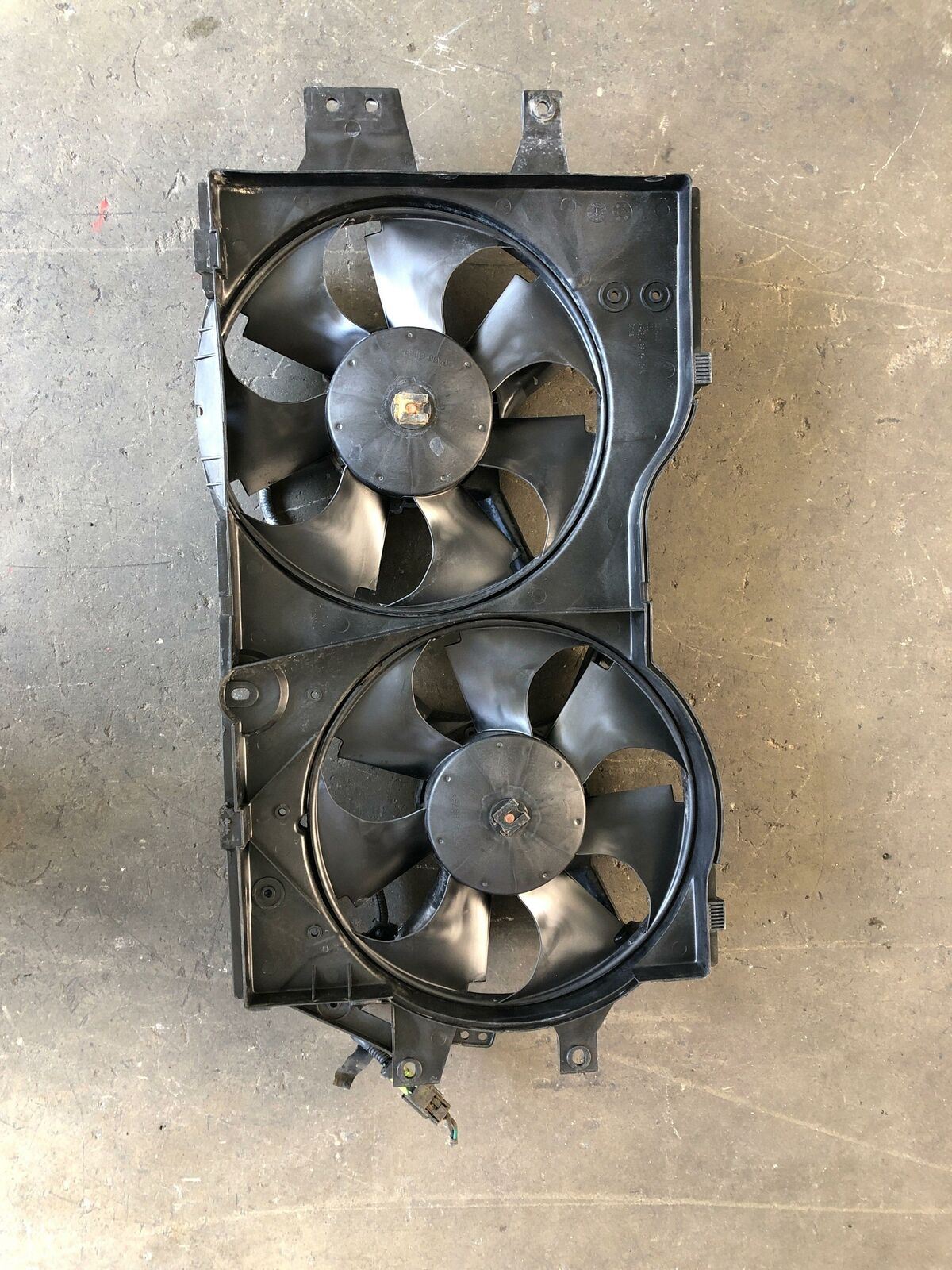 1996 - 2000 DODGE CARAVAN Electric Cooling Dual Fan Assembly 3.3L 6 Cyl Van G