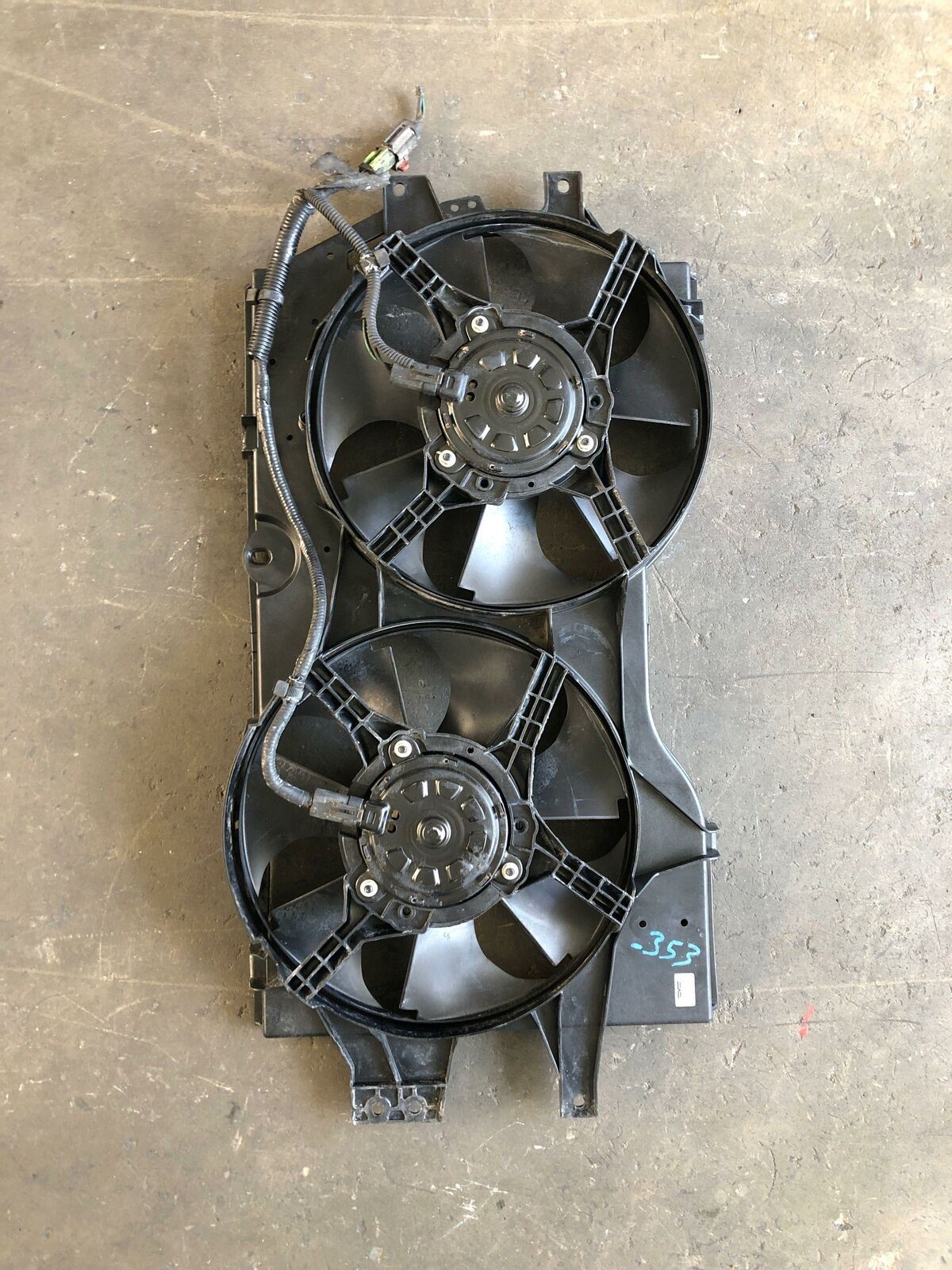 1996 - 2000 DODGE CARAVAN Electric Cooling Dual Fan Assembly 3.3L 6 Cyl Van G